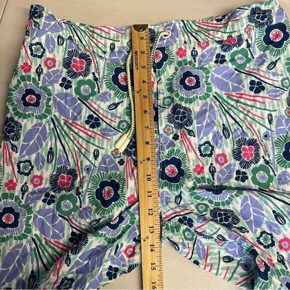 Johnnie-O Ocean-side fauna adorn the Driftwood Half Elastic Surf Shorts size XL - Picture 11 of 12